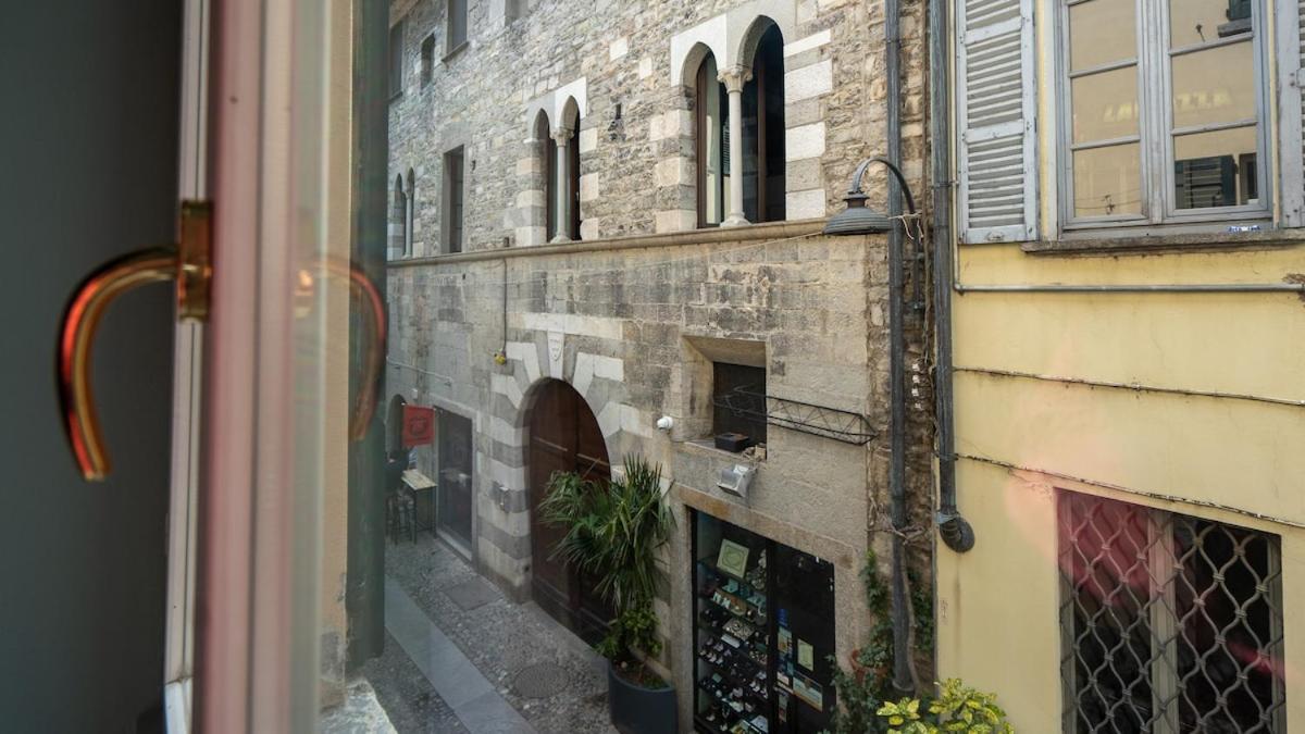Alloggio Del 1400 Nel Cuore Del Centro Storico A 2 Min Dal Porto E Con 2 Bici Gratuite Комо Екстер'єр фото